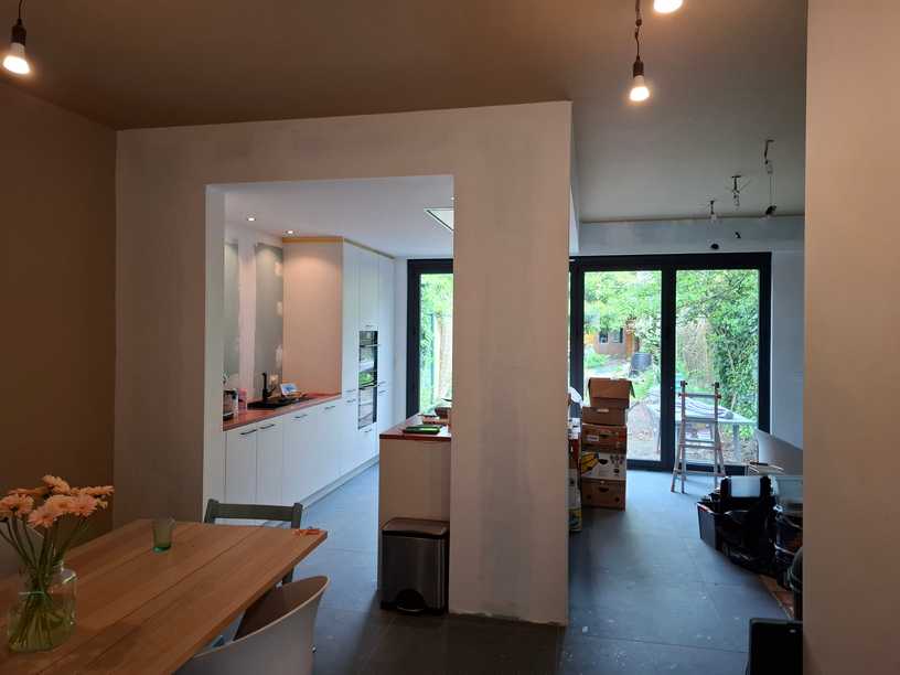 De nieuwe keuken in de uitbouw De nieuwe keuken in de uitbouw